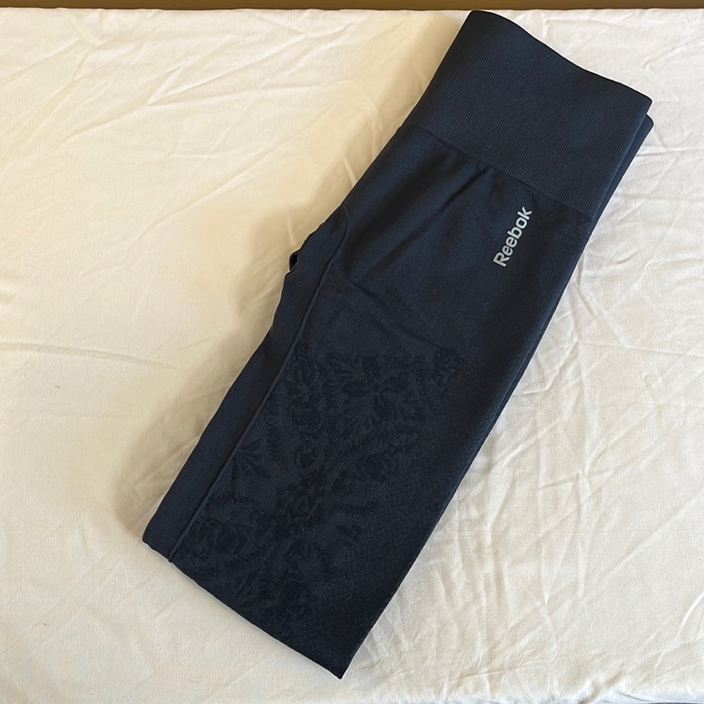 Reebok • Seamless Black Leggings w/Floral Pattern